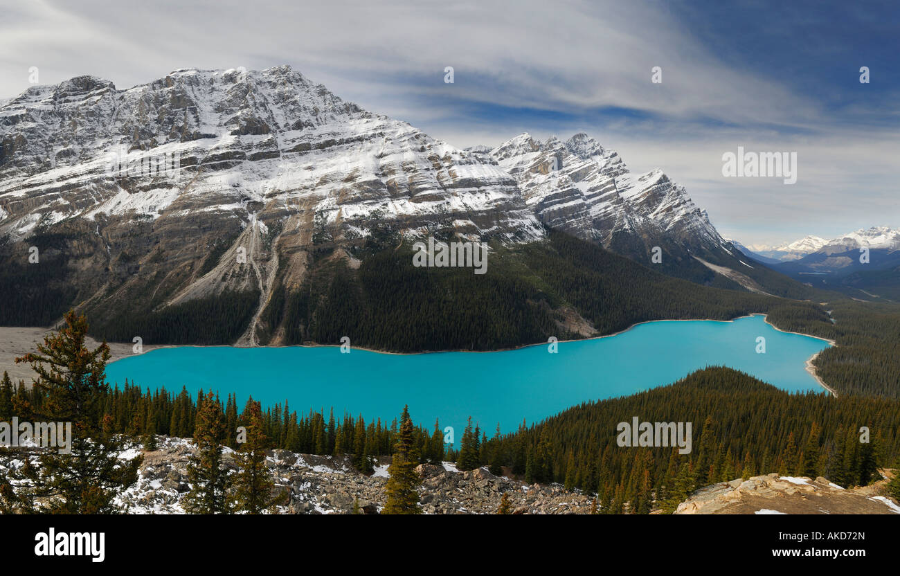 Snow capped calderone Peak affacciato sul Lago Peyto e Mistaya River Valley Canadian Rocky Mountains il Parco Nazionale di Banff Alberta Canada Foto Stock