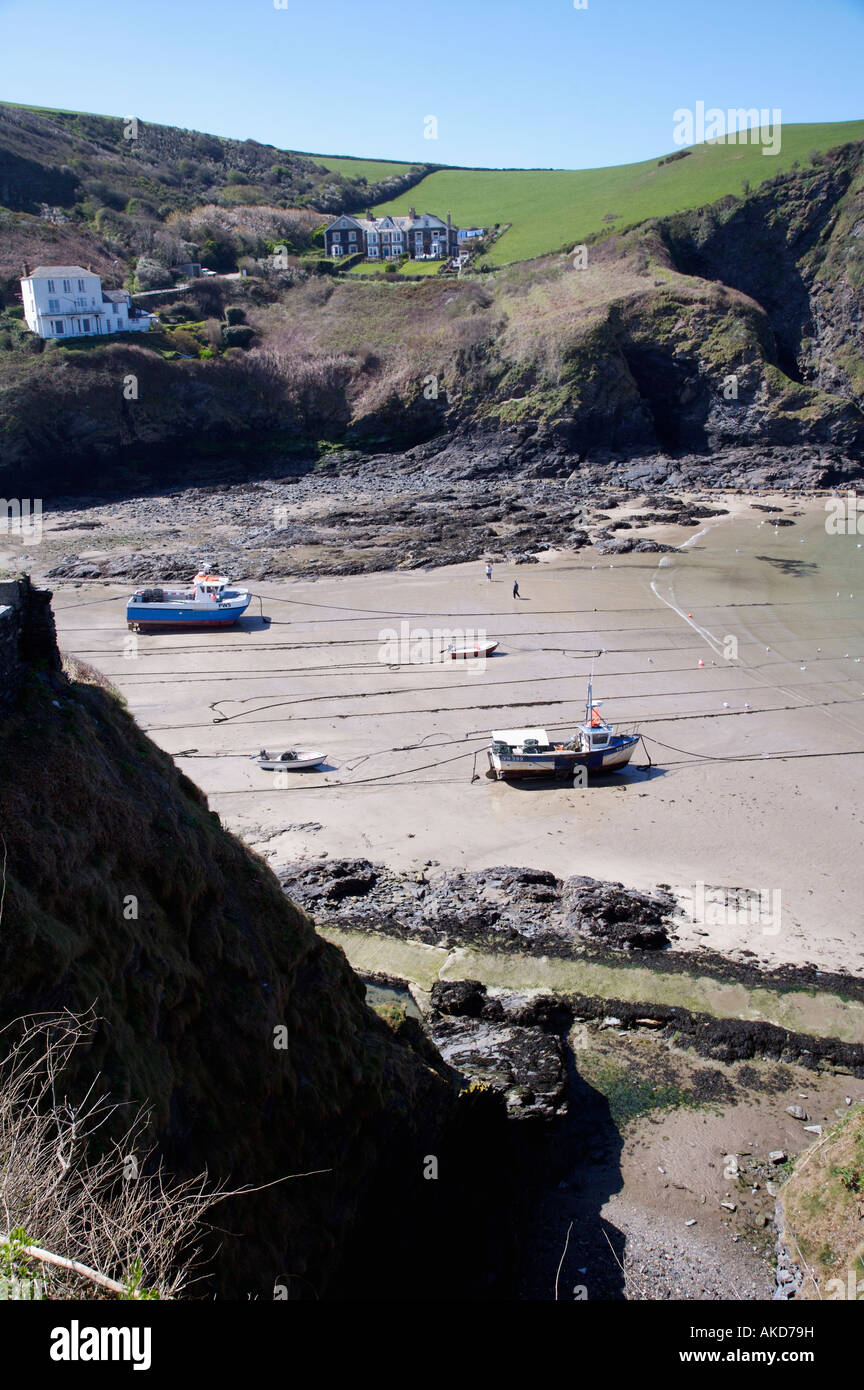 Guardando verso il basso sulla spiaggia presso il Cornish villaggio di Port Isaac con la marea out Foto Stock