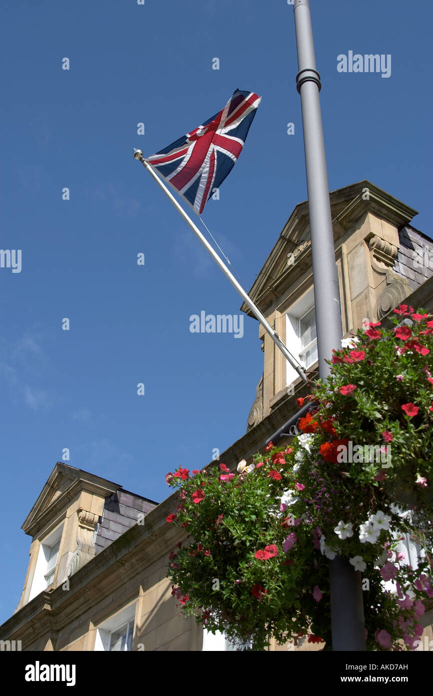 Union Jack sulla bandiera pole montato su edificio roofline Foto Stock