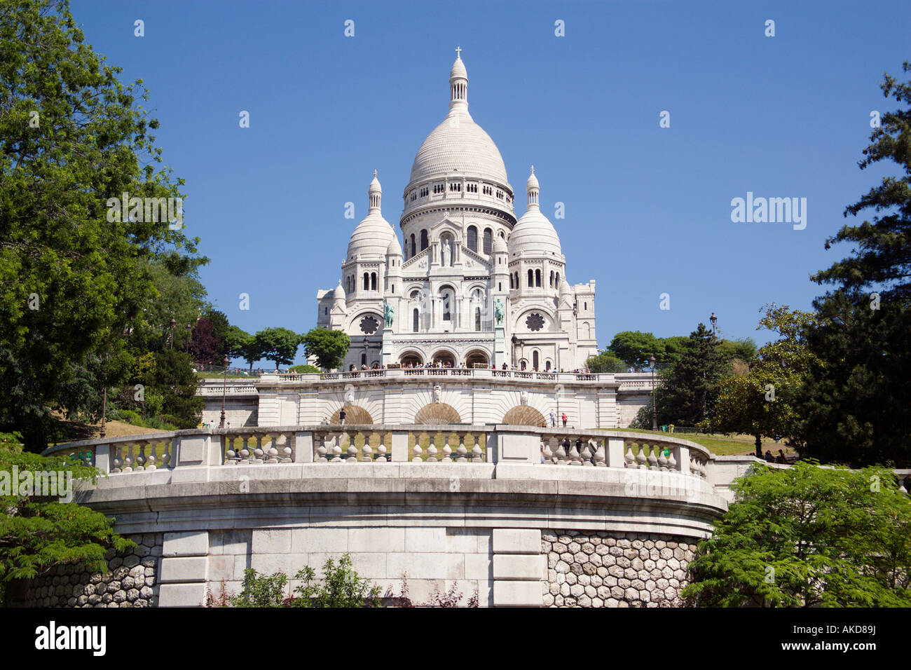 Francia Ile de France di Parigi chiesa Basilica del Sacre Coeur Sacro Cuore alla sommità della collina di Montmartre con i turisti sul balcone Foto Stock