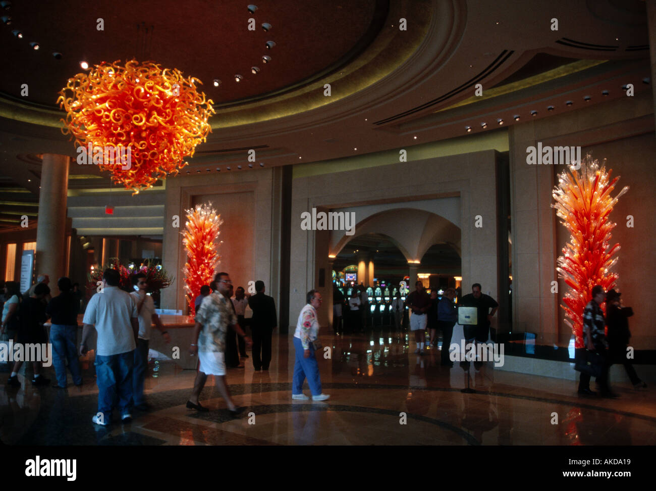 La lobby principale della borgata Casino Hotel mostra lampadario in vetro e sculture con Slot Machines in background Brigantino Foto Stock
