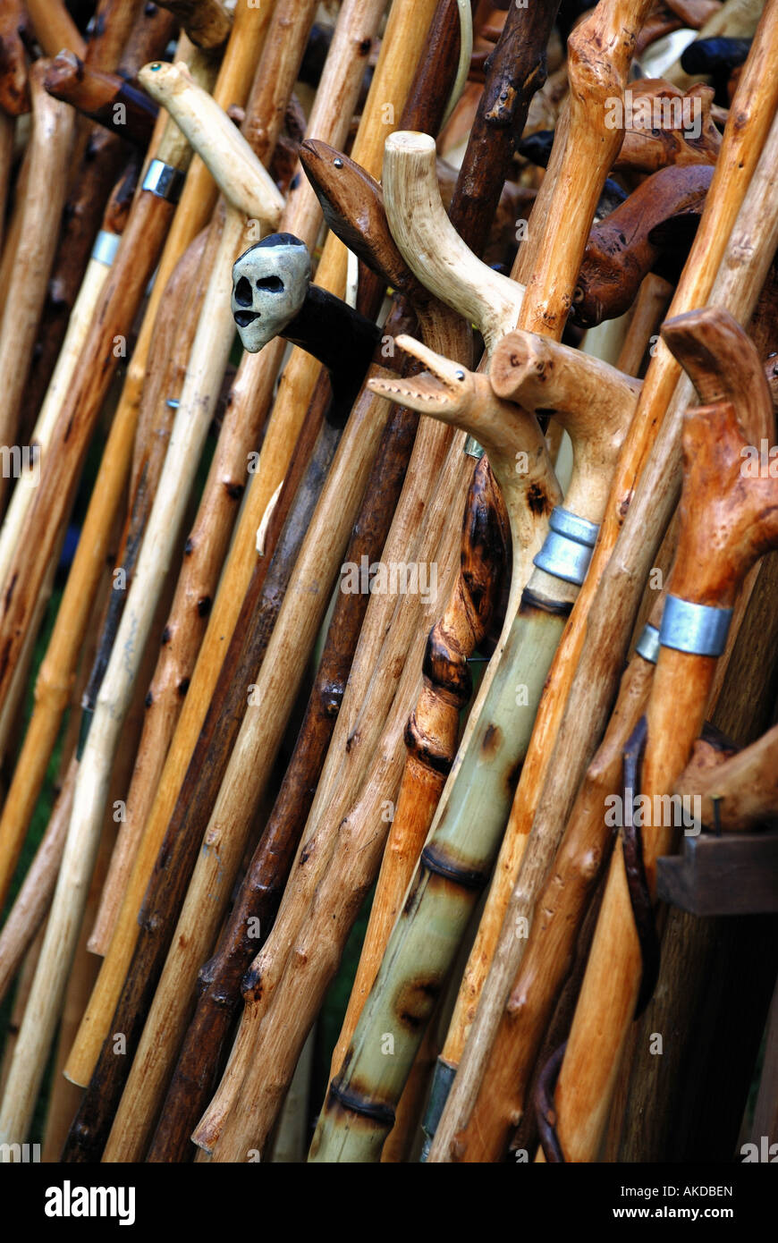 Un display di artigianali in legno bastoni da passeggio a una fiera di  paese Foto stock - Alamy