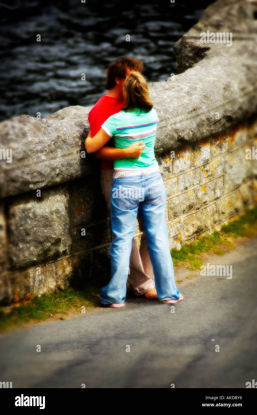 Coppia giovane abbracciando Foto Stock