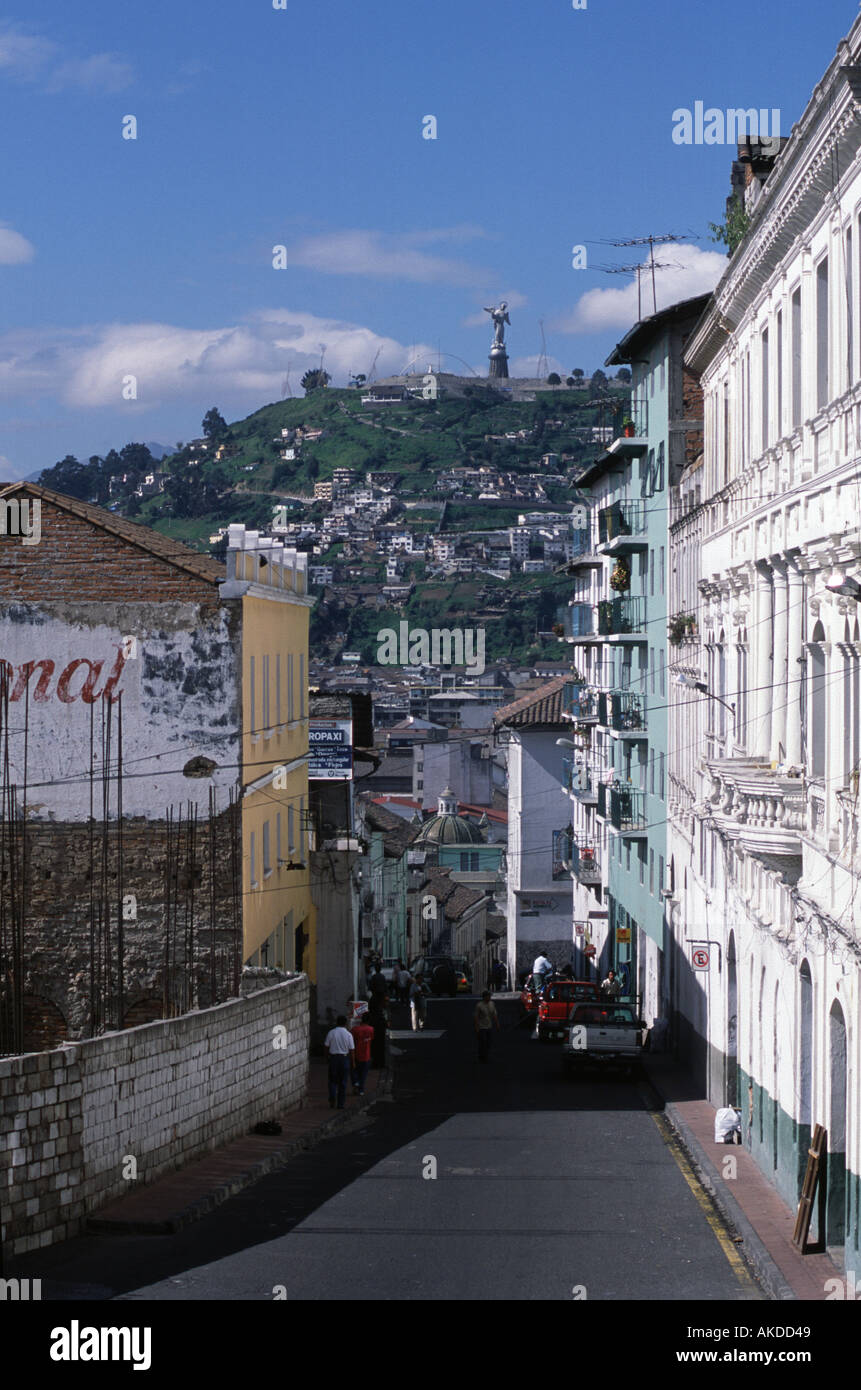 Street in Quito Ecuador guardando verso Panecillo e Virgen de Quito statua Foto Stock