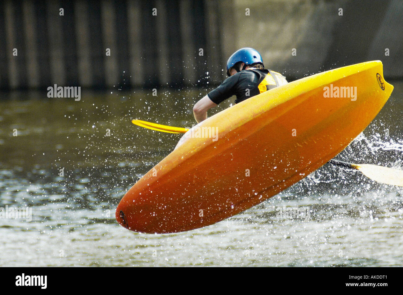 Kayak aviotrasportato scivolato dalla fine di una rampa nel fiume Foss. York River Festival. REGNO UNITO. Foto Stock