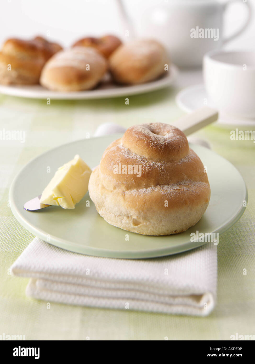 Una casa fatta cottage roll e burro teatime panificazione alimentare editoriale Foto Stock