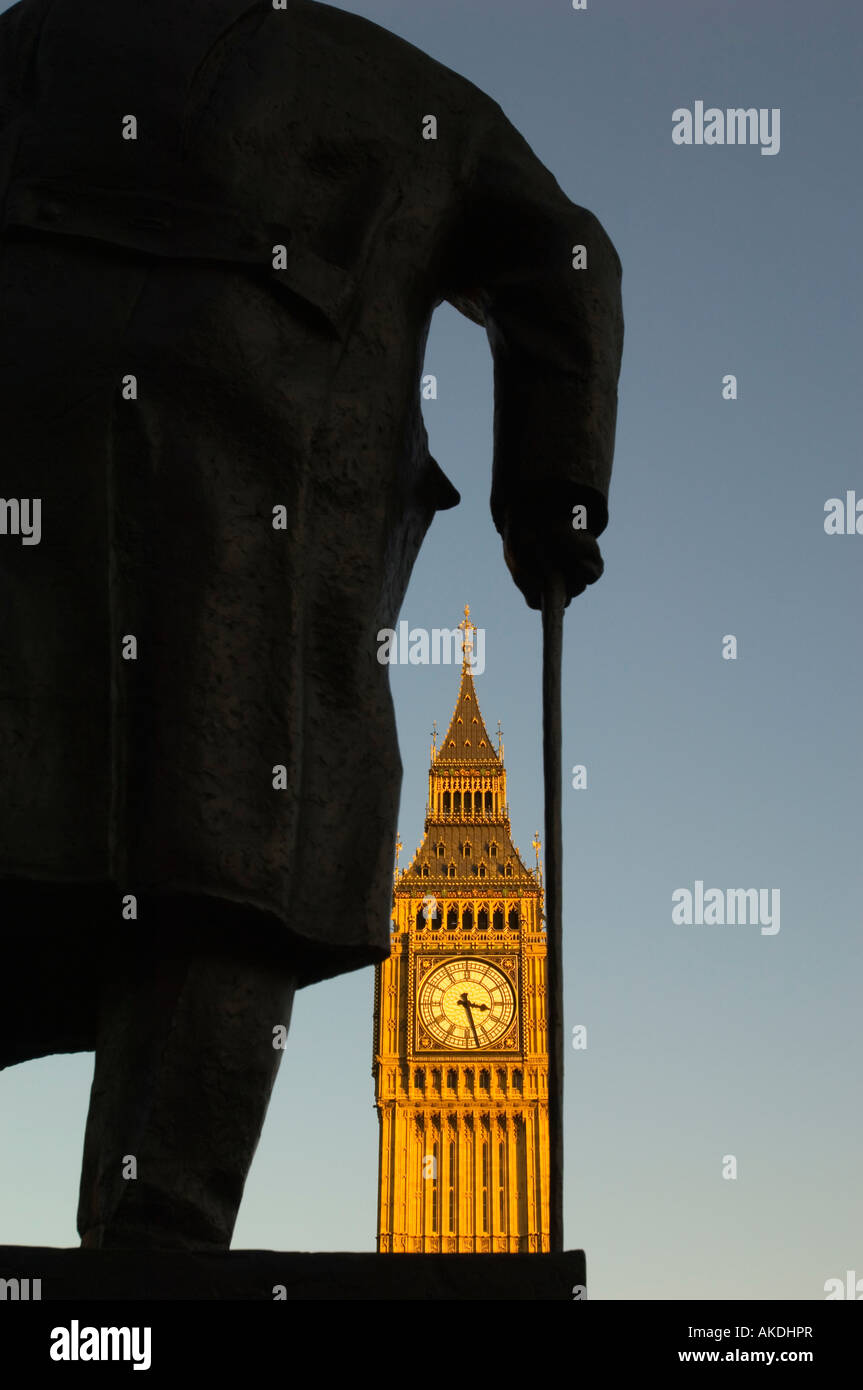 Statua di Sir Winston Churchill sulla piazza del Parlamento e la torre dell'orologio di Case del Parlamento Big Ben London Regno Unito Foto Stock