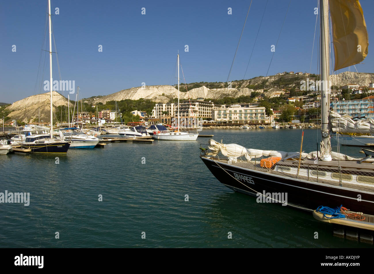 Barche e yacht in marina circondata da appartamenti di recente costruzione, Balchik Mar Nero Bulgaria Foto Stock