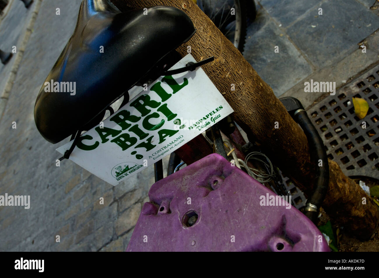 Spagna andalusia siviglia bicicletta attaccata da un lucchetto a un tronco di albero Foto Stock