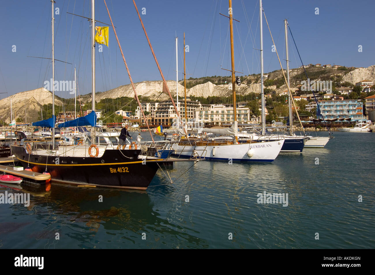 Barche e yacht in nuova costruzione marina e il lungomare di nuovo sviluppo Balchik Mar Nero Bulgaria Foto Stock