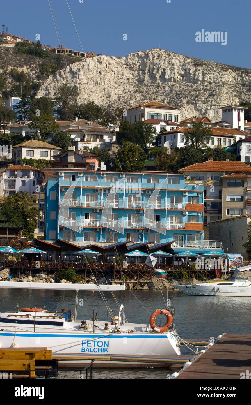 Barche e yacht in nuova costruzione marina e il lungomare di nuovo sviluppo Balchik Mar Nero Bulgaria Foto Stock