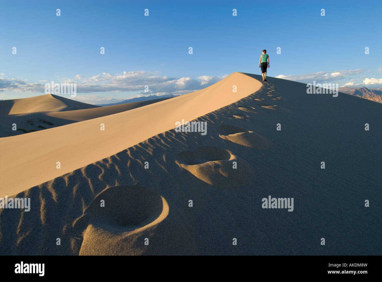 Orme di unica donna a piedi lungo le dune di sabbia a tubo da stufa pozzi nel parco nazionale della Valle della Morte, California Foto Stock