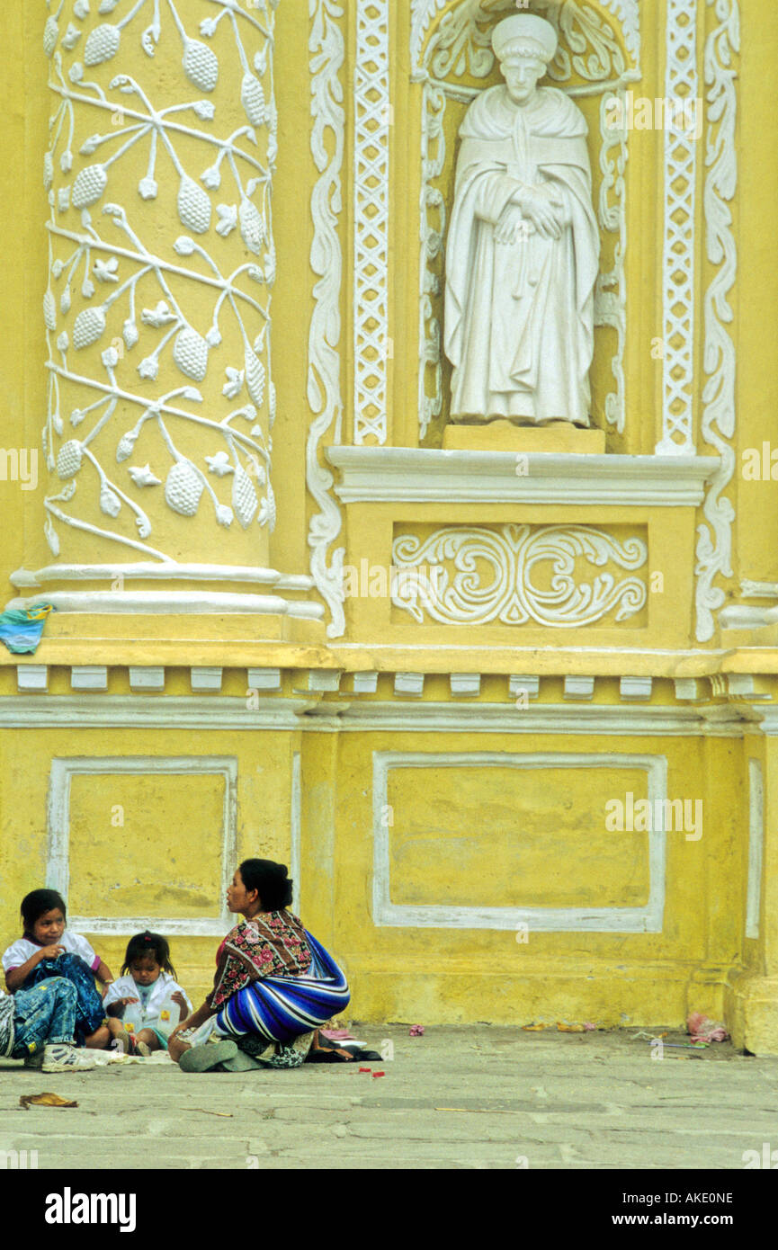 Donna e bambini di fronte Cattedrale Antigua, Guatemala Foto Stock