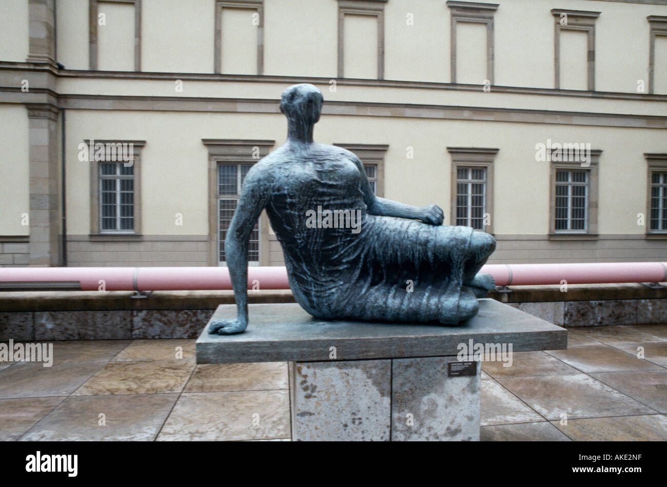 Stoccarda Germania Staatsgalerie Henry Moore's 'dviolentata donna reclinabili' Foto Stock