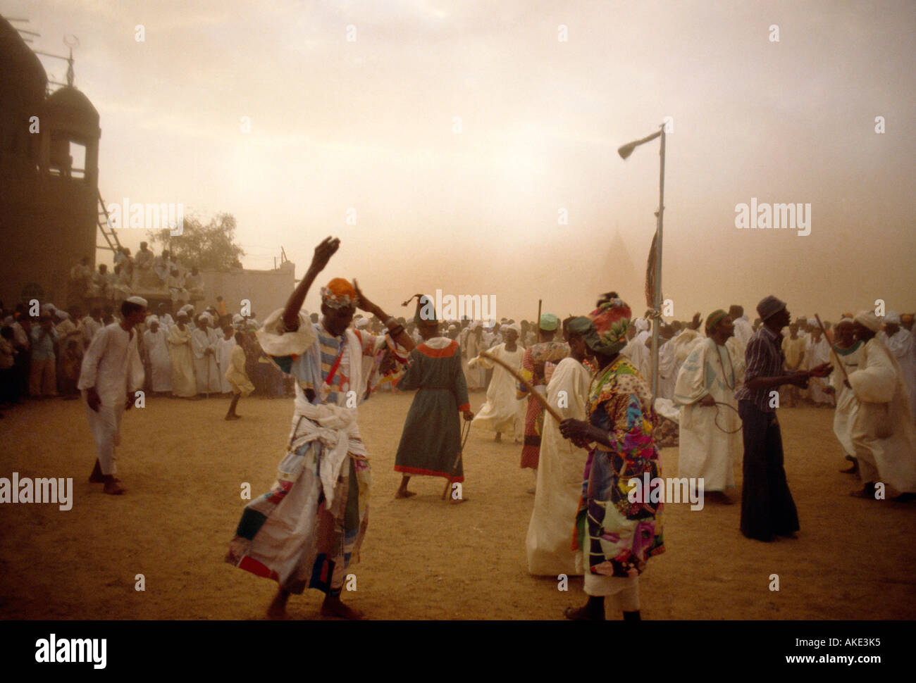 Omdurman Sudan Derviscio ballerini (answar) Dancing in tempesta di polvere Haboob Foto Stock