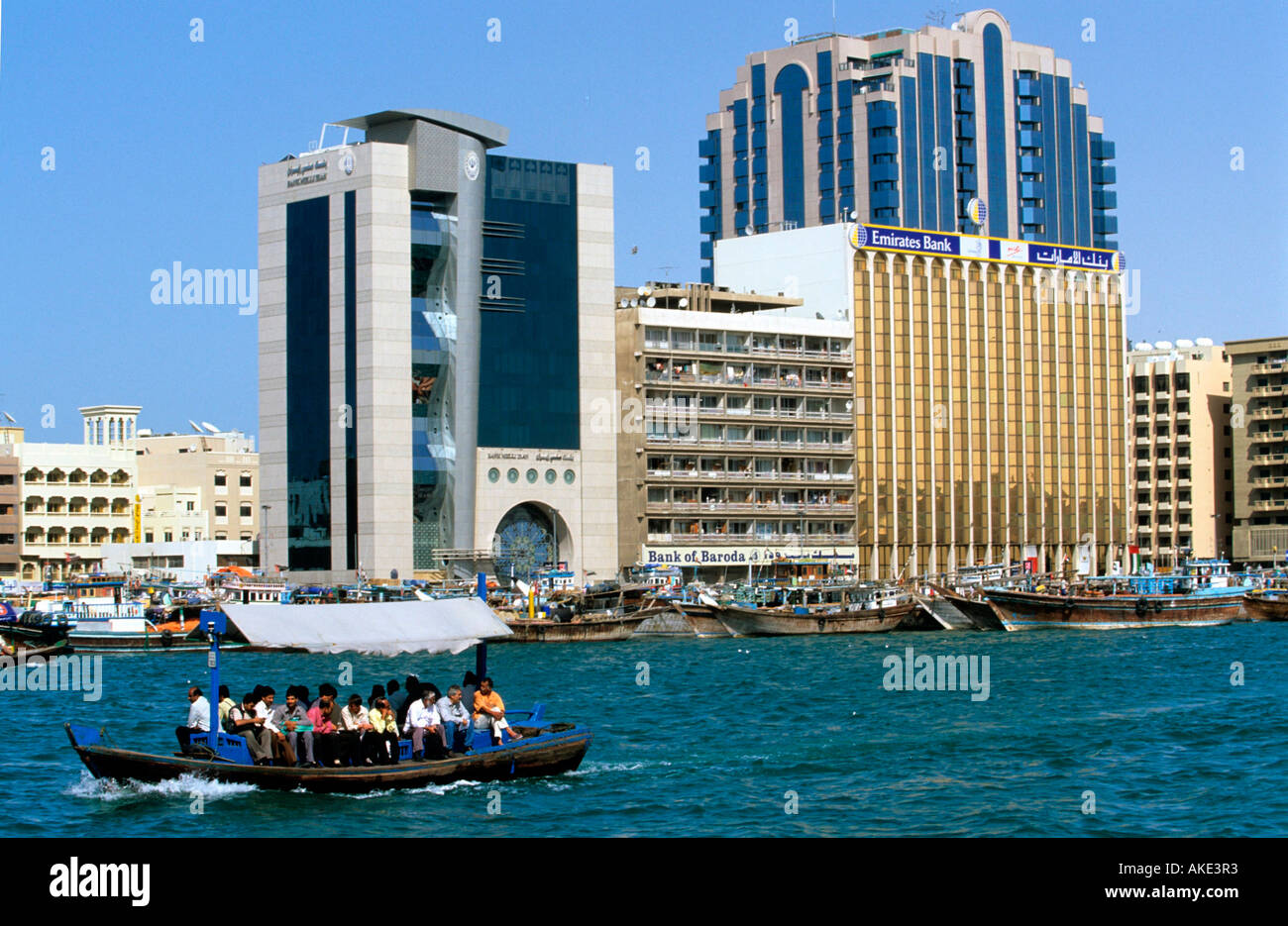 I UAE Dubai, Dhau's und Abra (Wassertaxi) am Dubai-Creek an der Abra-Anlegestelle Al-Shabkha Road im Stadtteil Deira. von links n Foto Stock