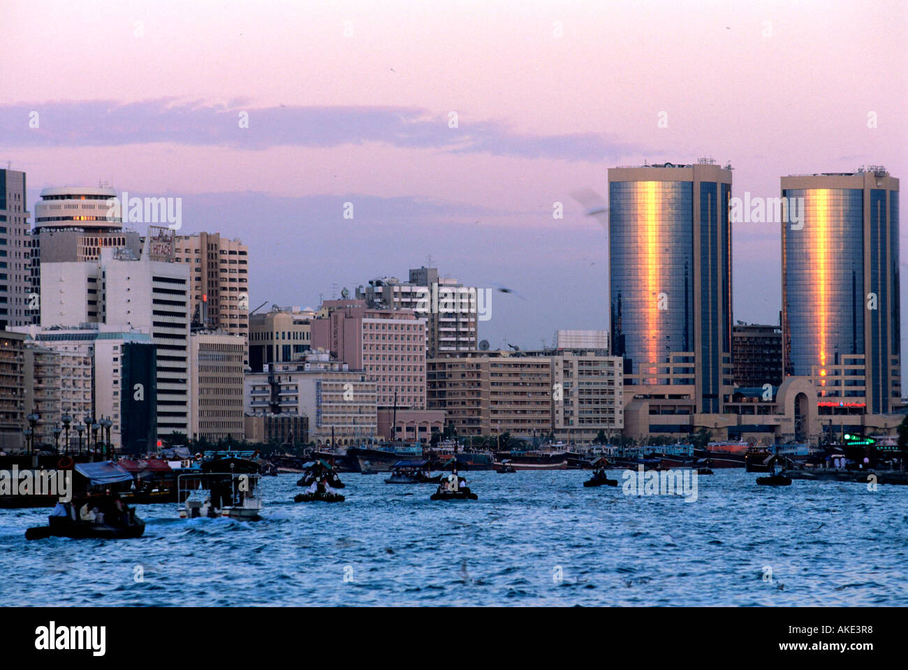 I UAE Dubai, Abra (Wassertaxi) am Dubai-Creek Vor den Türmen der Twin Towers im Stadtteil Deira. Foto Stock