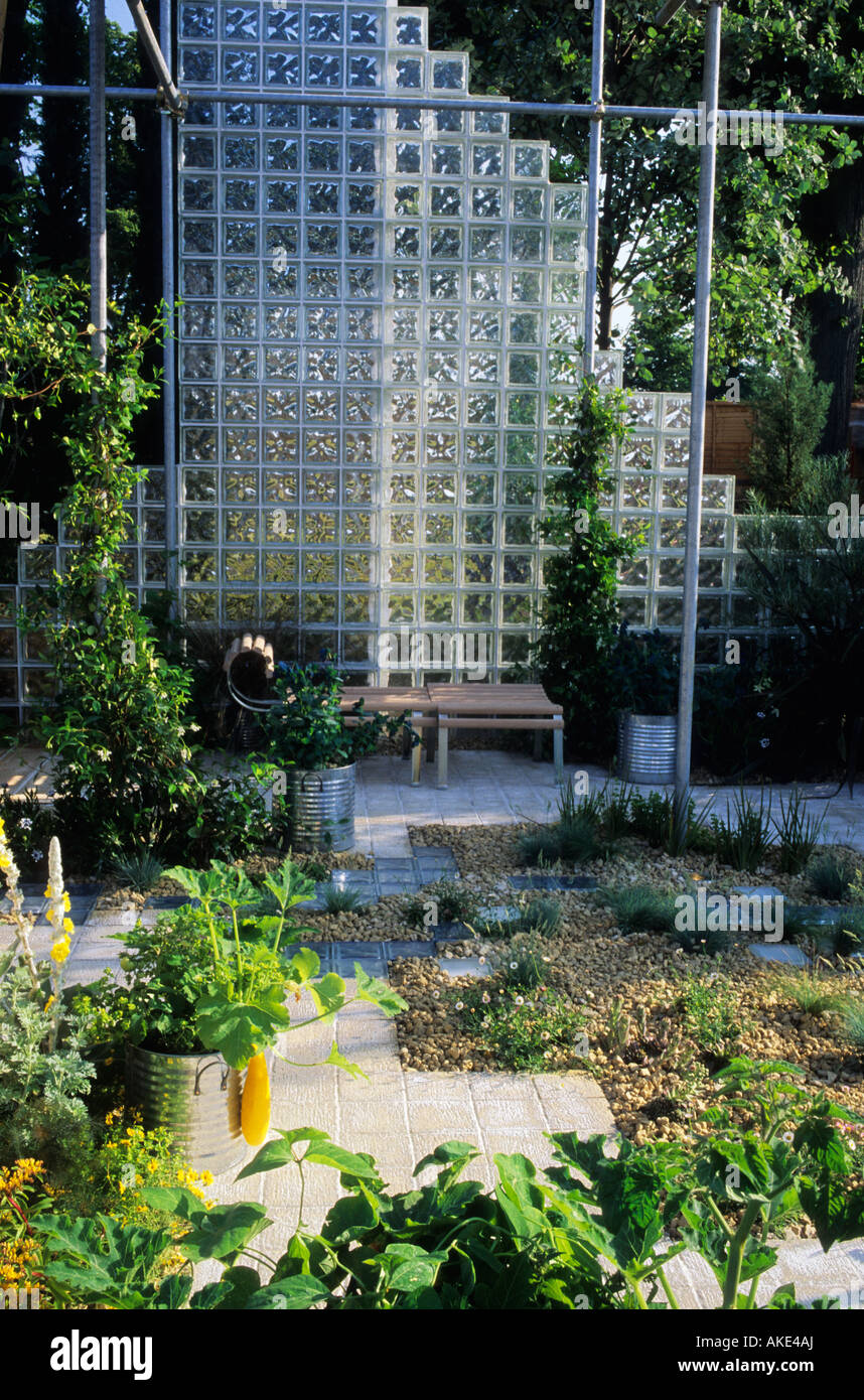 Hampton Court FS 1995 design contemporaneo Bulatis giardino con blocco schermo di vetro sul patio Foto Stock