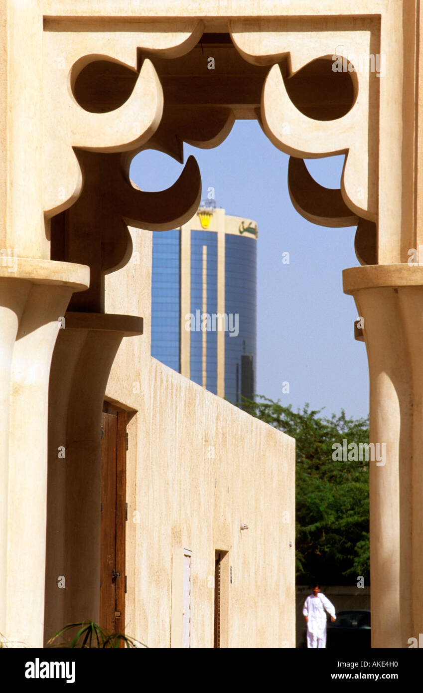 I UAE Dubai, Bur Dubai, Eingang zum Bastakia-Viertel, dahinter Turm der Twin Towers im Stadtteil Deira Foto Stock