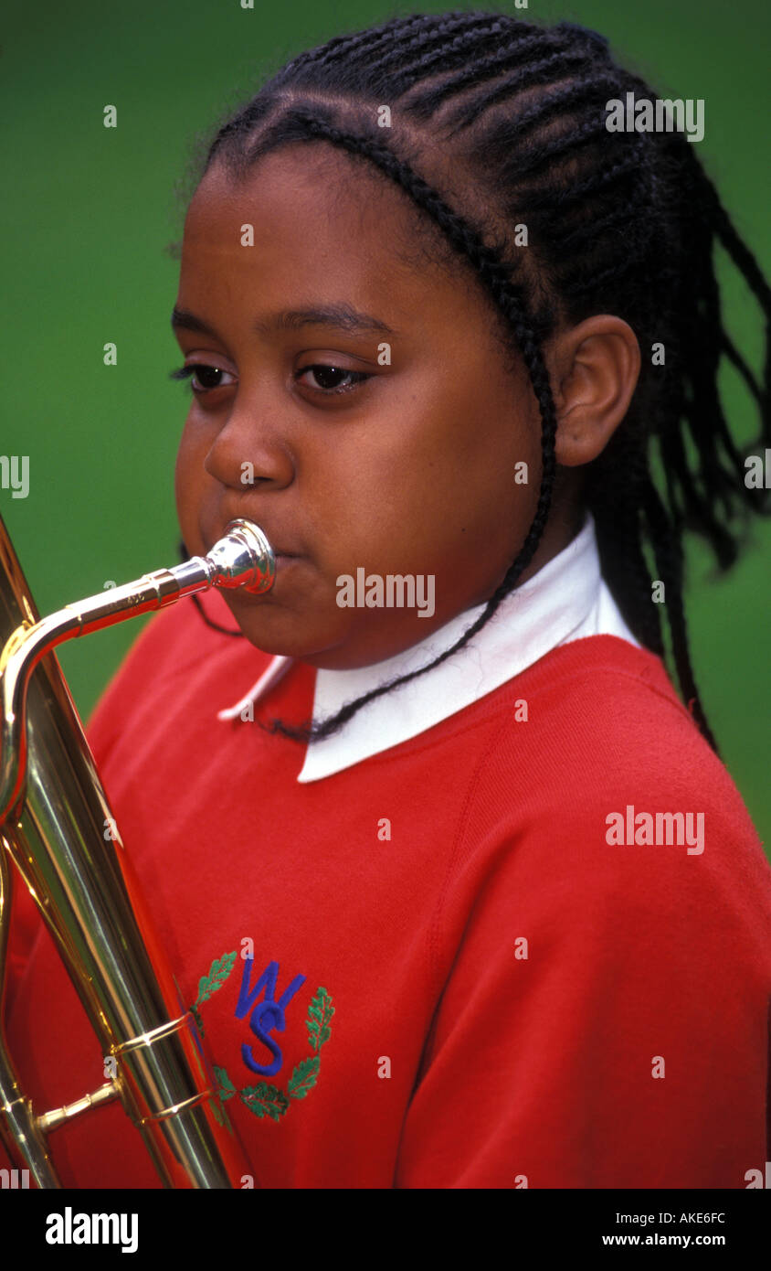 Scuola secondaria ragazza suonare uno strumento musicale, Waverley scuola per ragazze, Southwark, Londra UK Foto Stock