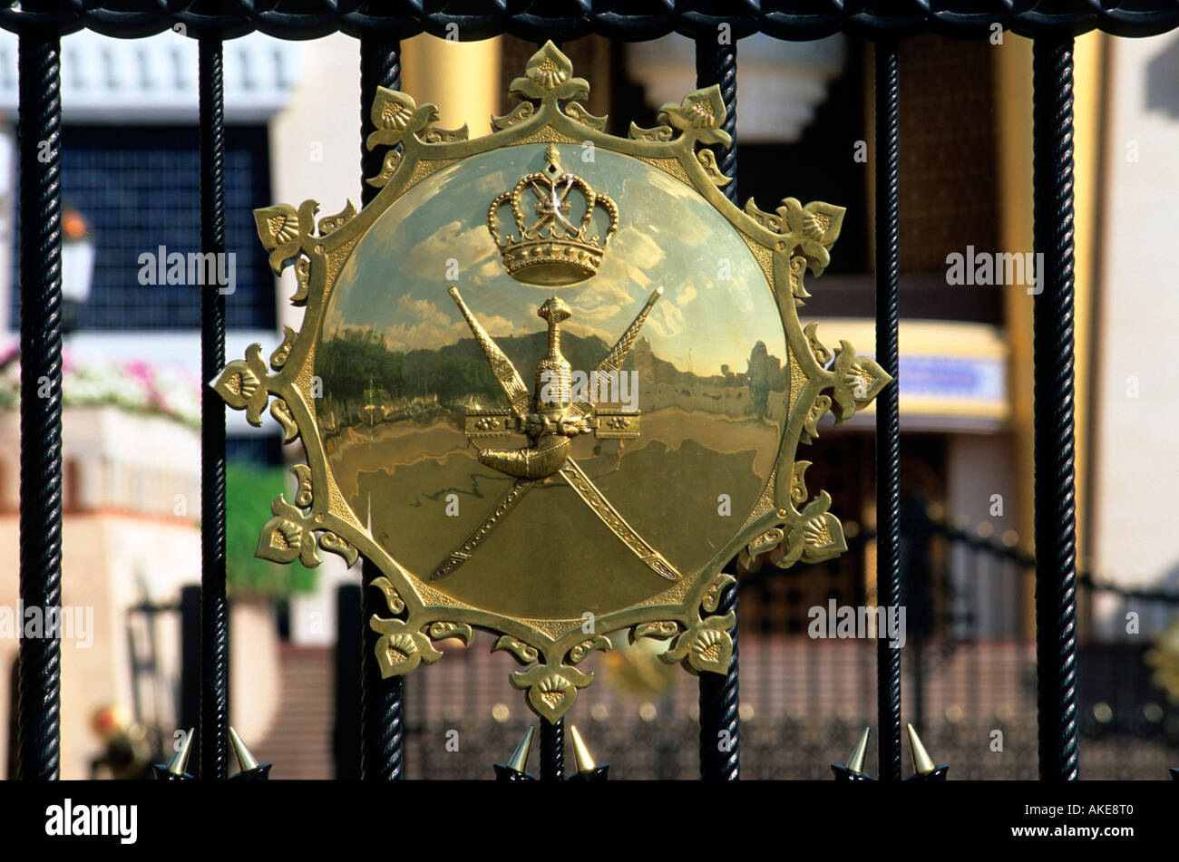 OM, Oman, Muscat Altstadt von Muscat, Staatswappen am Tor zum Arbeitspalast von Sultan Qaboos Foto Stock