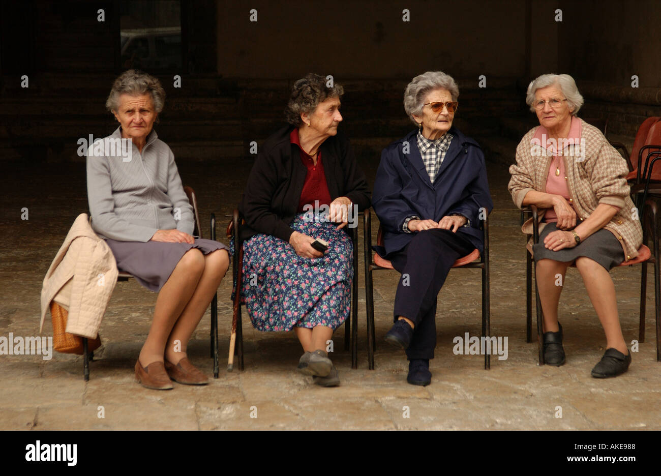 Il gruppo di donne anziane in San Gimignano Toscana Italia Foto stock -  Alamy