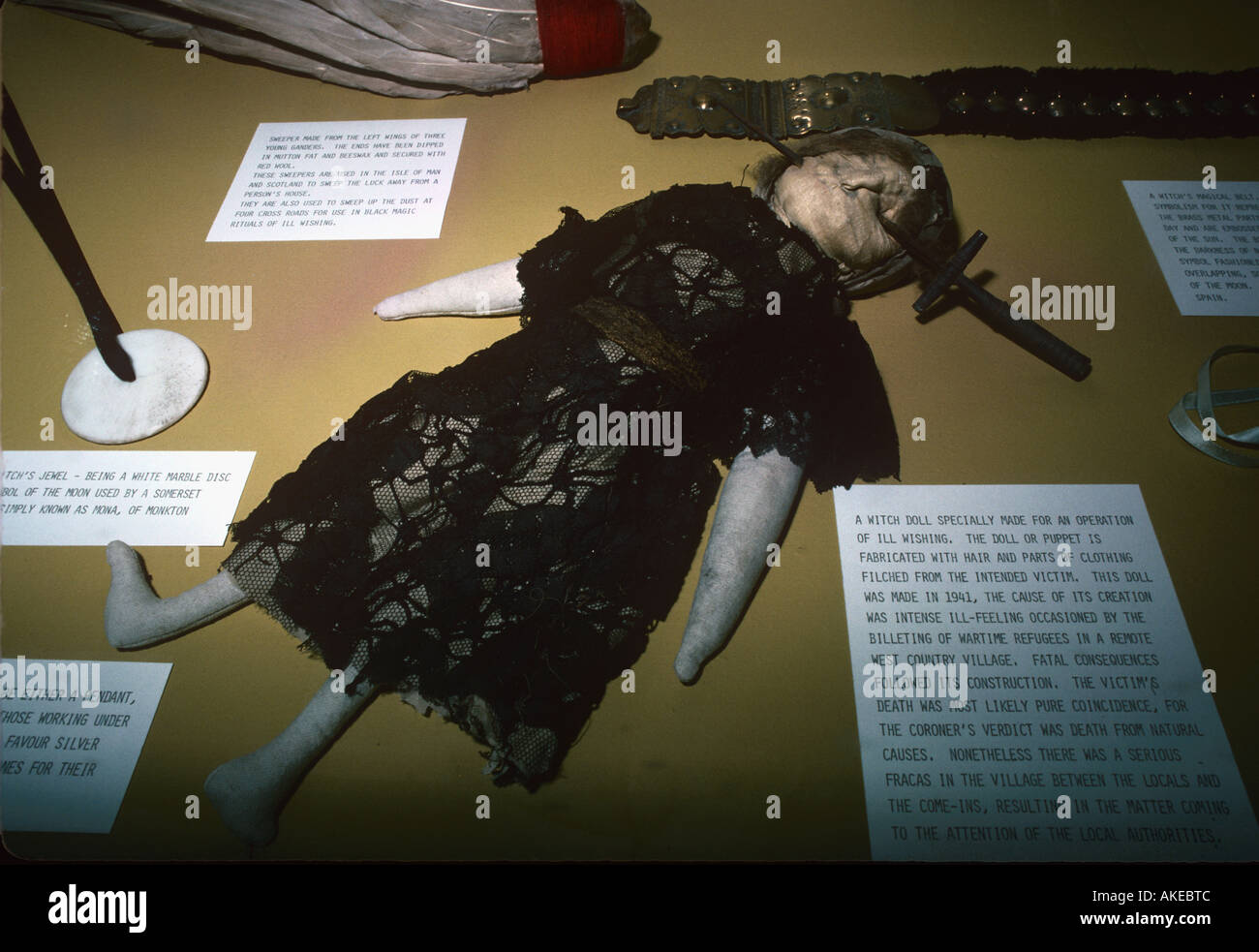 Strega bambola con testa forata in Boscatle museo delle streghe Cornovaglia Foto Stock
