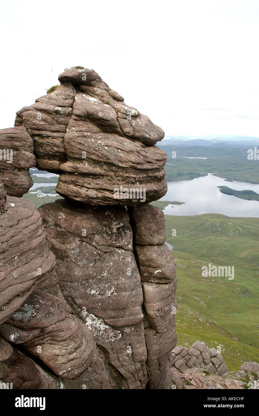 Foresta Inverpolly attraverso il foro nella roccia da stac Pollaidh Inverpolly Coigach Foto Stock