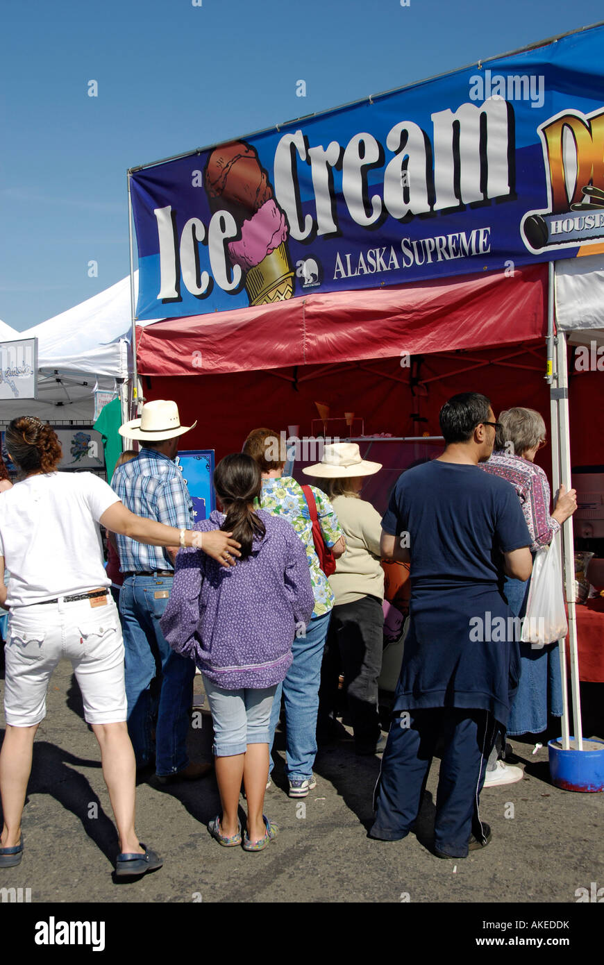 Gli acquirenti di stand in linea al coltivatore di ancoraggio s mercato cittadino di Anchorage in Alaska AK U S Stati Uniti Foto Stock