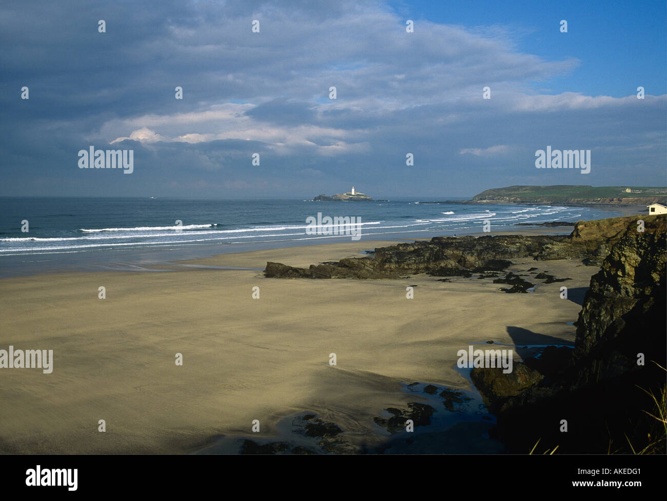 Godrevy point con bianco faro da Gwithian Towans attraverso St Ives Bay Cornwall Foto Stock
