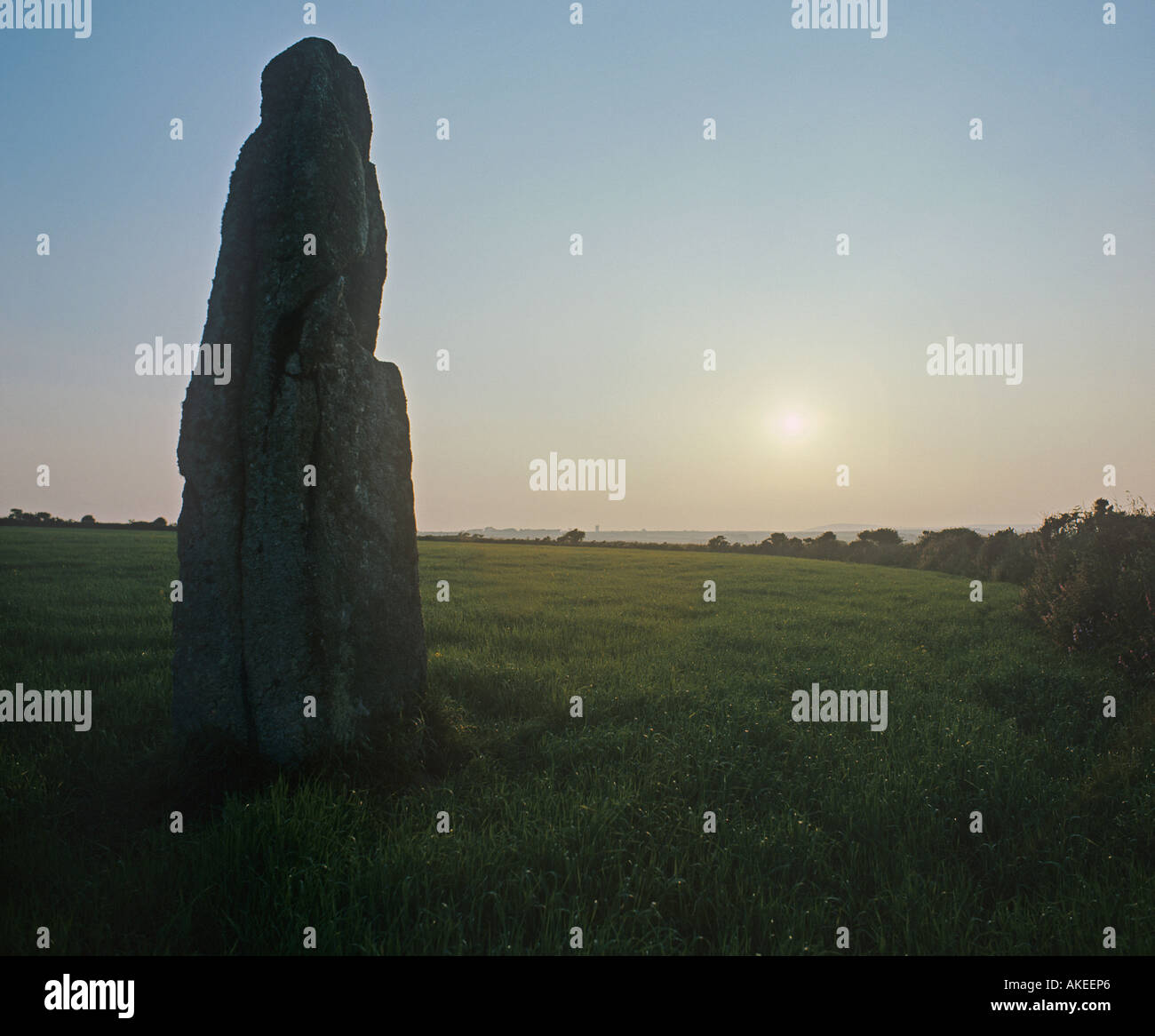 NE Piper pietra un menhir in alto al tramonto vicino al villaggio di Boleigh nelle terre regione terminale della Cornovaglia Foto Stock