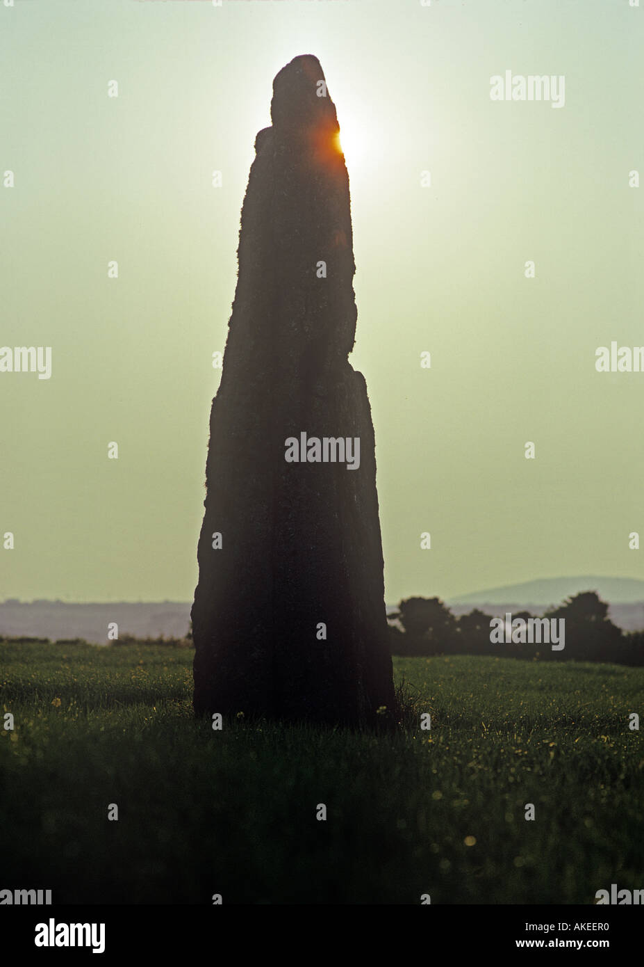NE Piper pietra un menhir in alto al tramonto vicino al villaggio di Boleigh nelle terre regione terminale della Cornovaglia Foto Stock