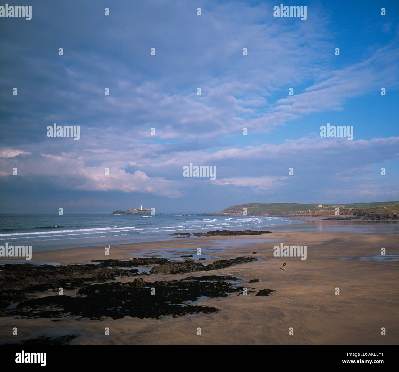 Godrevy point con bianco faro da Gwithian Towans attraverso St Ives Bay con onde che si infrangono sulla vasta spiaggia di sabbia della Cornovaglia Foto Stock