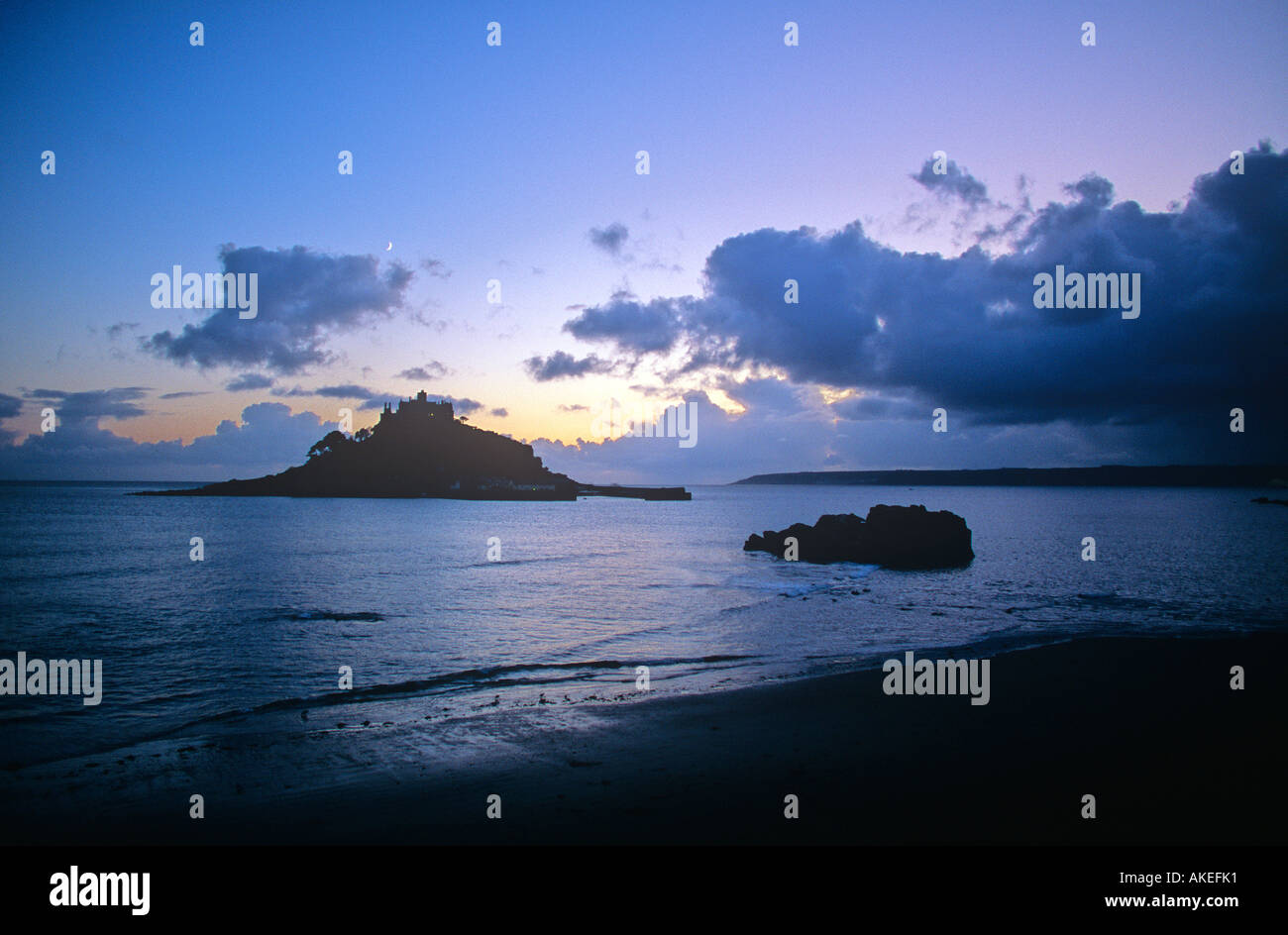 St Michaels Mount al crepuscolo da Marizion vicino a Penzance Cornwall Foto Stock