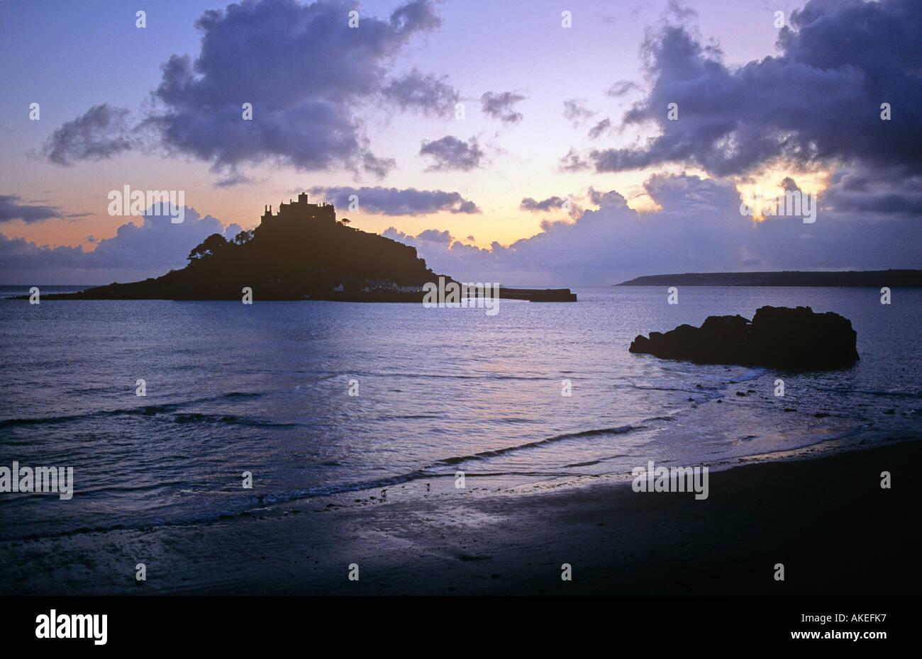 St Michaels Mount al crepuscolo da Marizion vicino a Penzance Cornwall Foto Stock