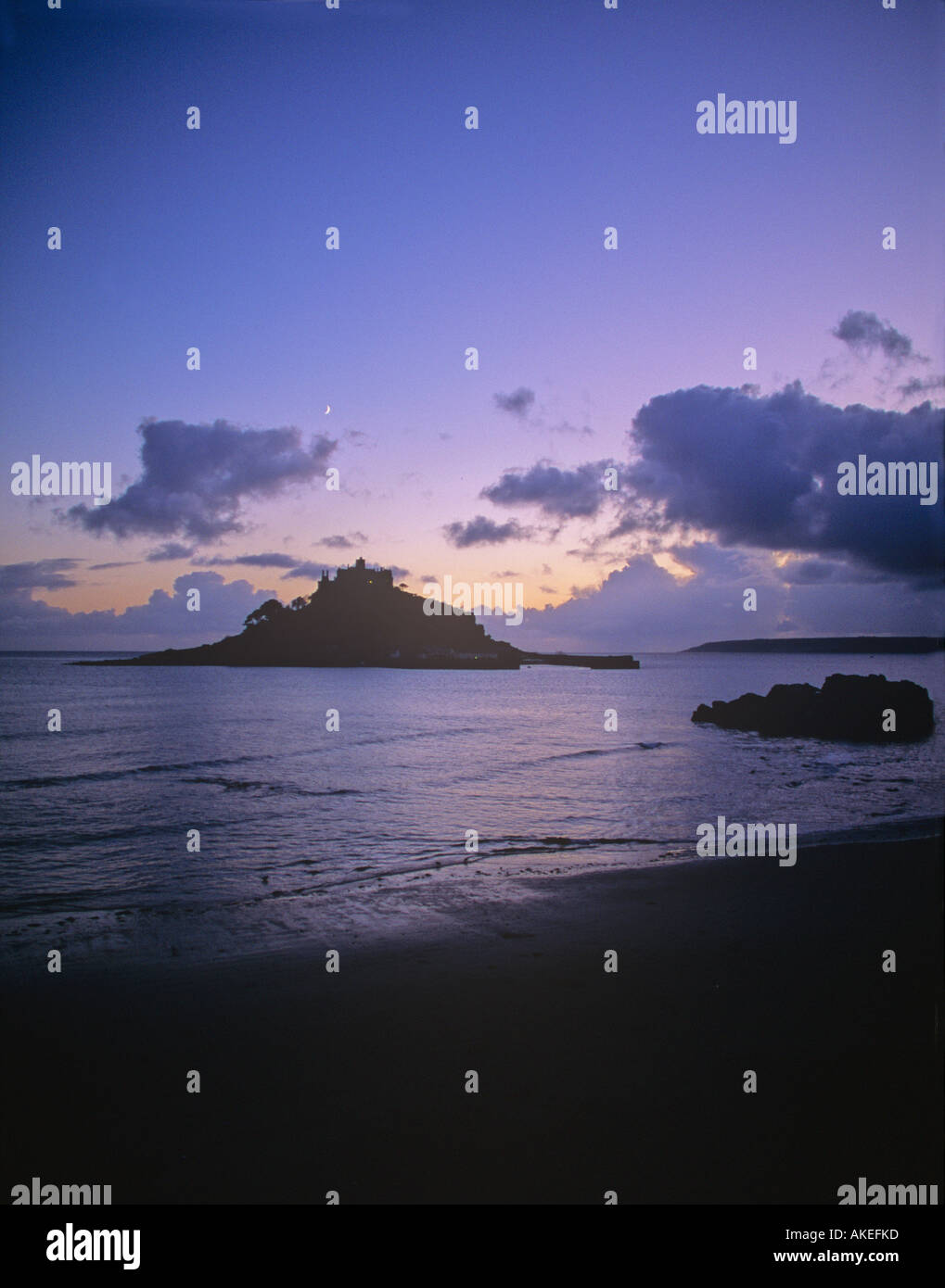 St Michaels Mount al crepuscolo da Marizion vicino a Penzance Cornwall Foto Stock