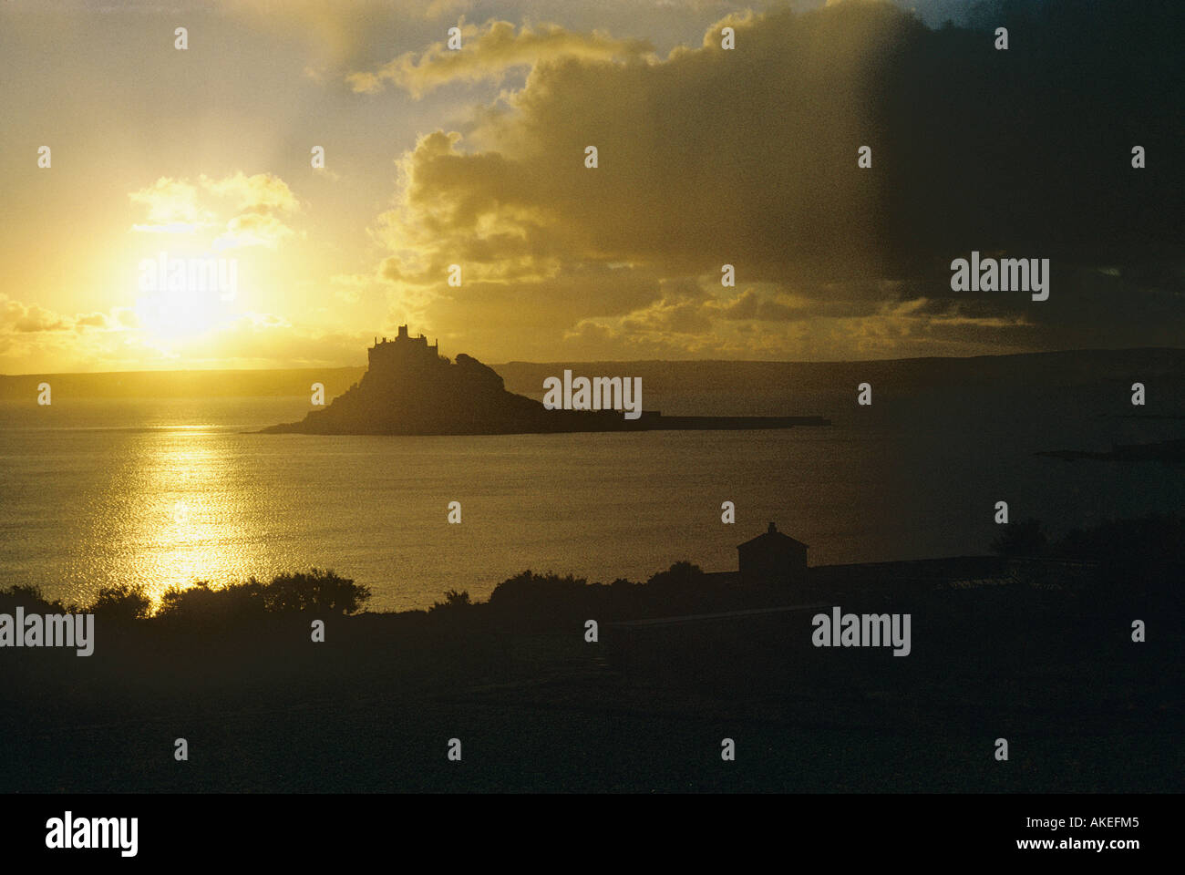 St Michaels Mount al crepuscolo da Marizion vicino a Penzance Cornwall Foto Stock