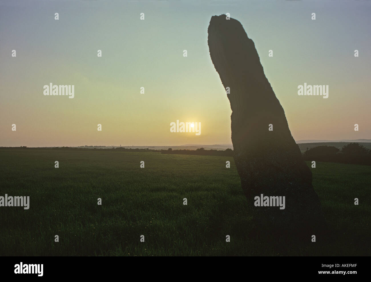 SW Piper pietra un menhir in alto al tramonto vicino al villaggio di Boleigh nelle terre regione terminale della Cornovaglia Foto Stock