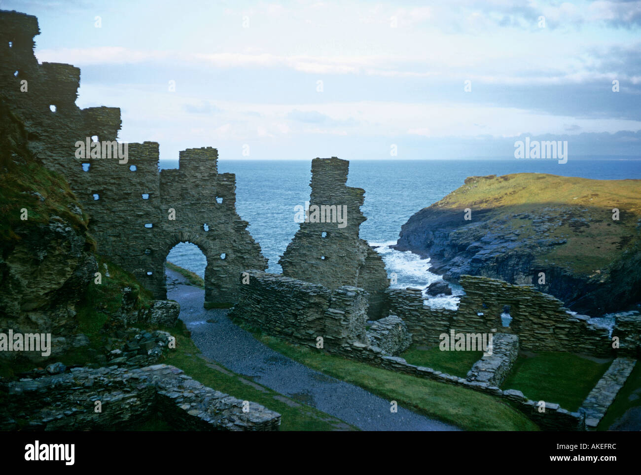 Tintagel Castle gates sul promontorio che si protende verso il mare sulla costa ovest della Cornovaglia Foto Stock