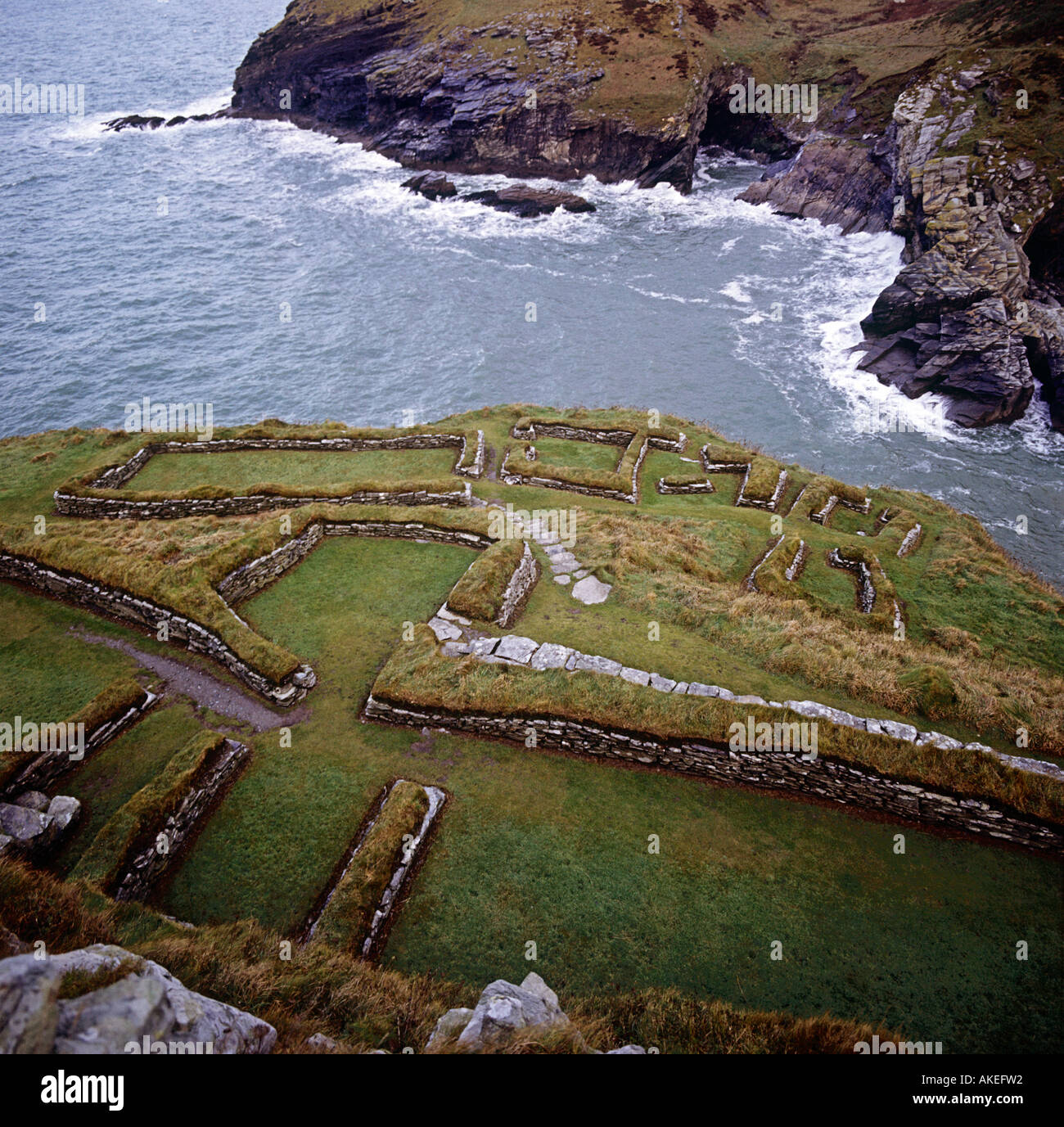 Resti delle pareti interne di Tintagel Castle che si affaccia sul mare della costa occidentale della Cornovaglia Foto Stock