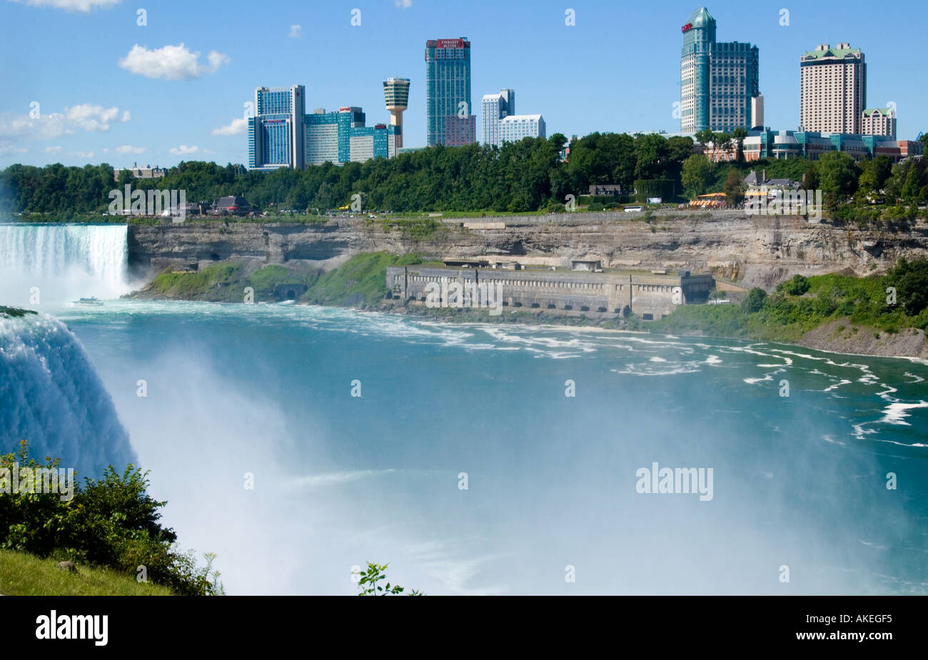 Lato USA delle Cascate del Niagara con una vista delle cascate e della nebbia che si innalza dal potente flusso, New York. Foto Stock