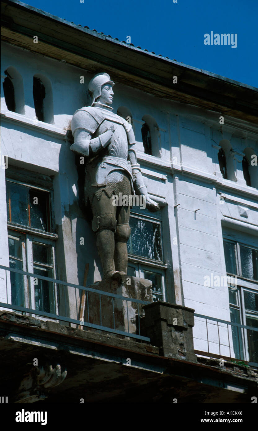 Enklave KaliningrHaus mit Ritterfigur unter der Dachtraufe in der Hauptstrasse, der einstigen Hohe Strasse (uliza Pobedy) Nr. 41 Foto Stock