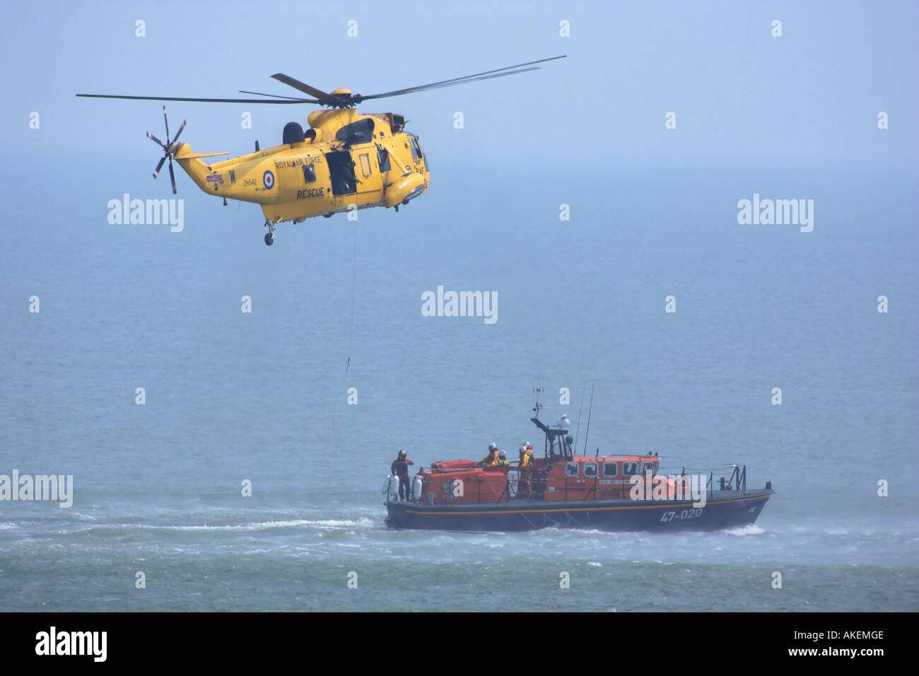 RAF Sea King Salvataggio in elicottero lavora con RNLI ALB Foto Stock
