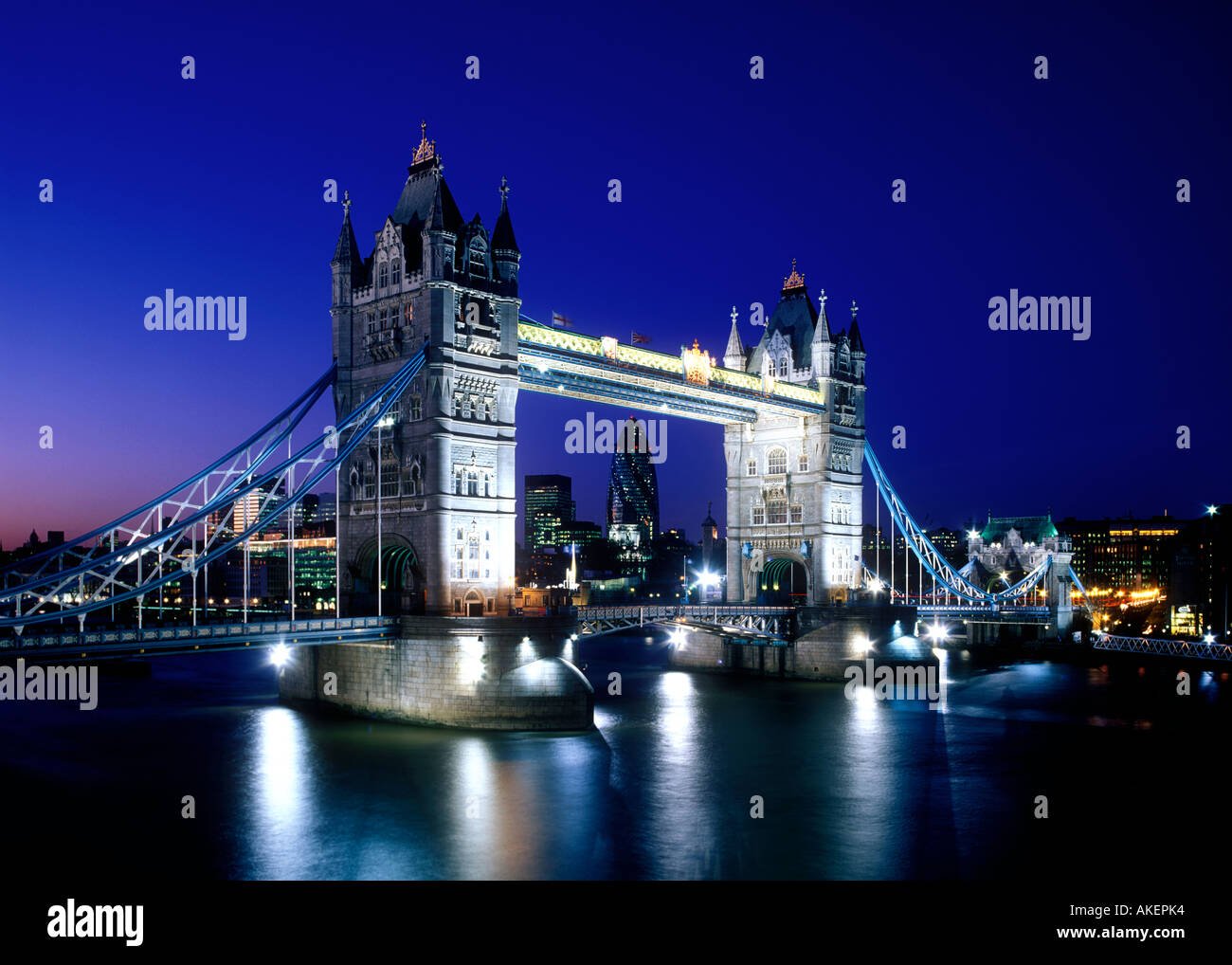 Il Tower Bridge di notte Londra Inghilterra Regno Unito Foto Stock
