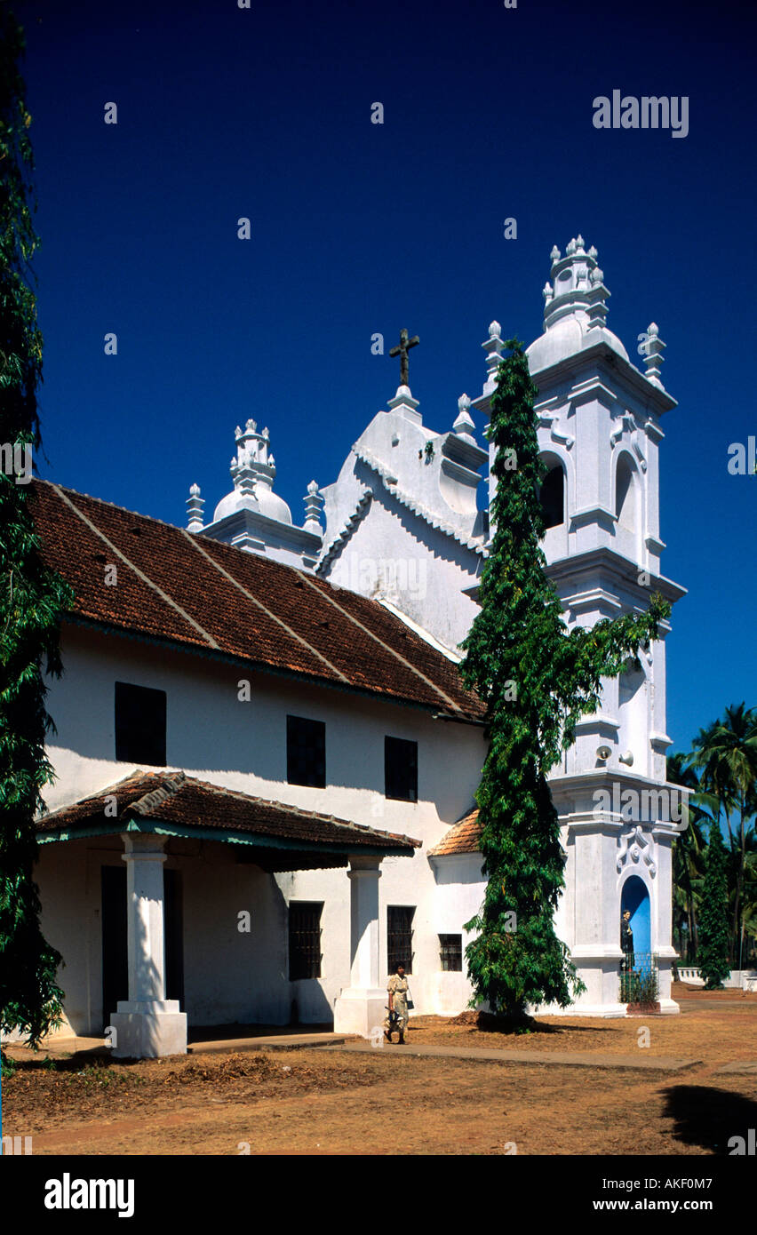 Indien, Goa, Distretto Bardez, Anjuna, christliche Kirche am Dorfrand Foto Stock