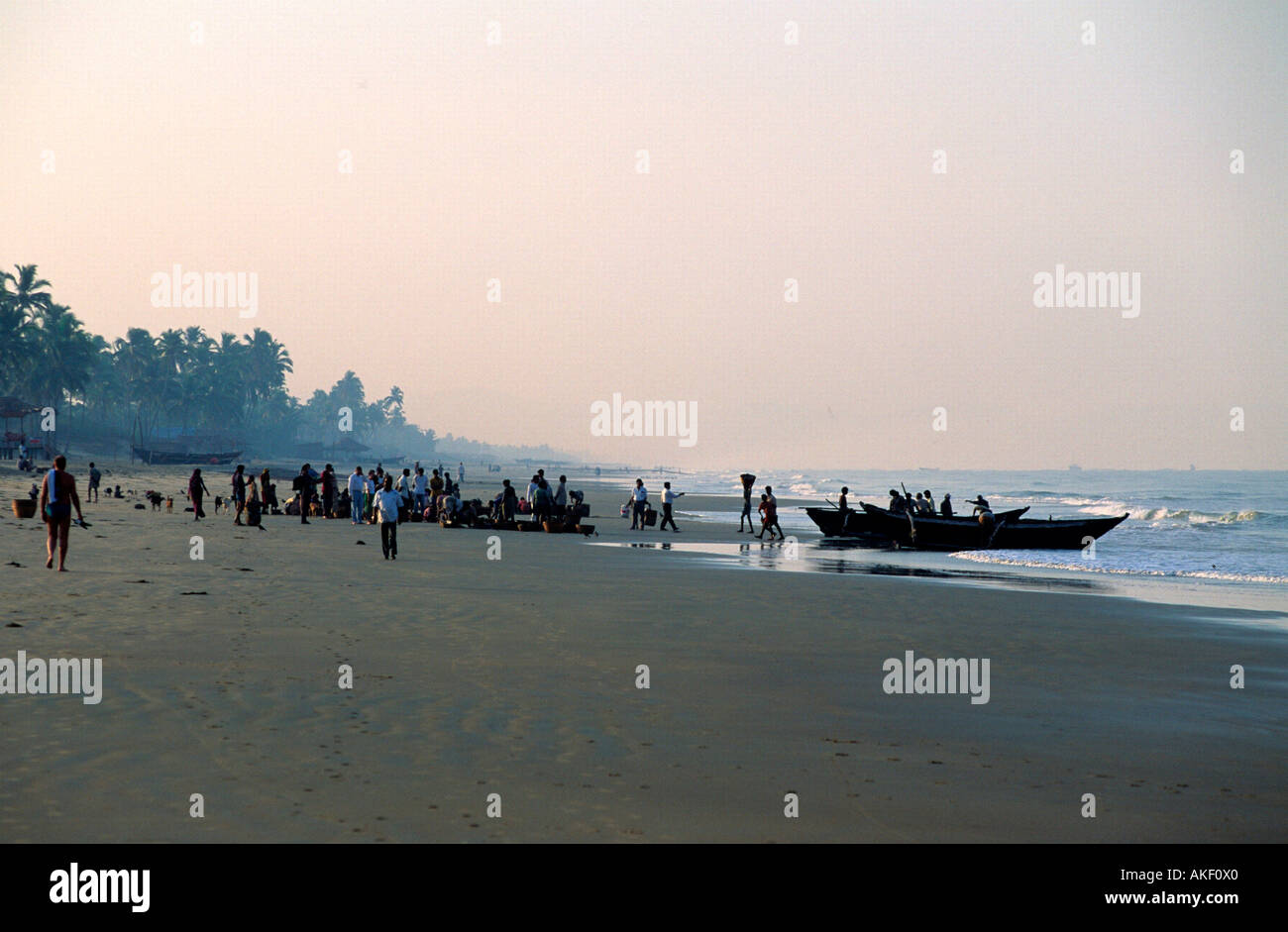 Indien, Goa, Distretto Salcete, Colva, Fischer kehren im Morgengrauen vom Fischfang zurück Foto Stock