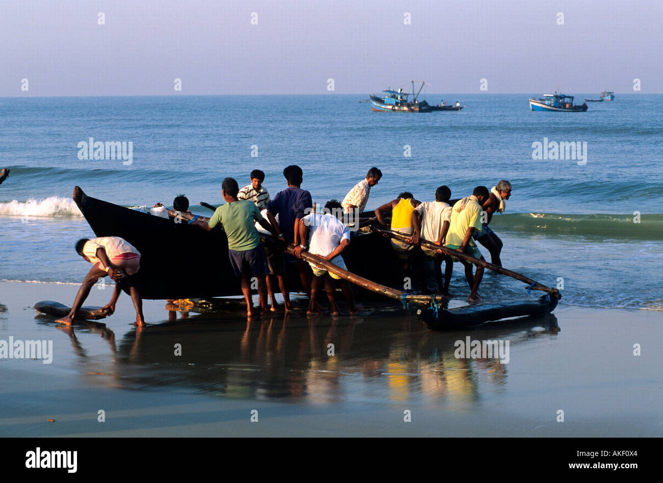 Indien, Goa, Distretto Salcete, Colva, Fischer kehren im Morgengrauen vom Fischfang zurück Foto Stock