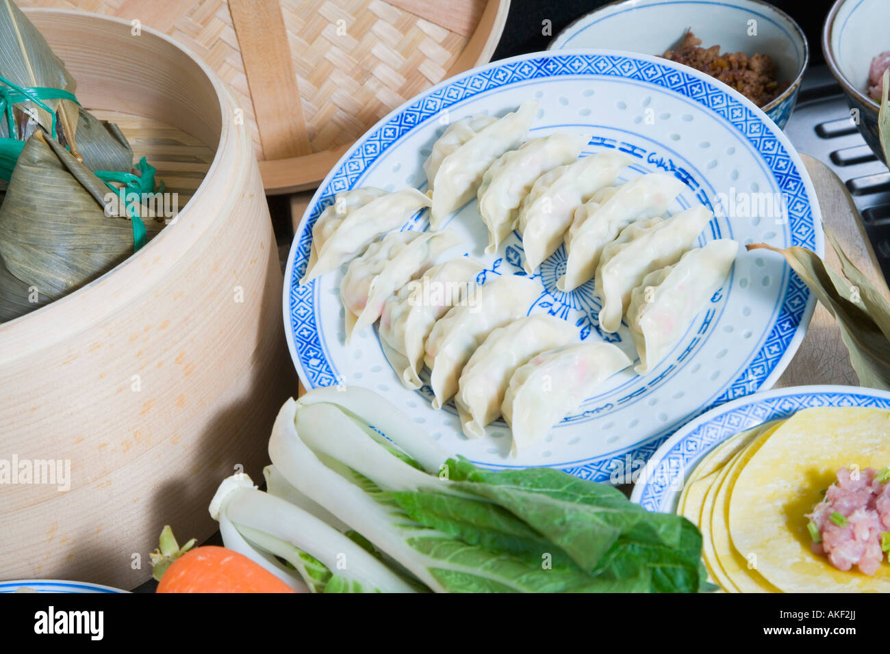 Close-up di gnocchi Cinesi con carote e bok choys Foto Stock