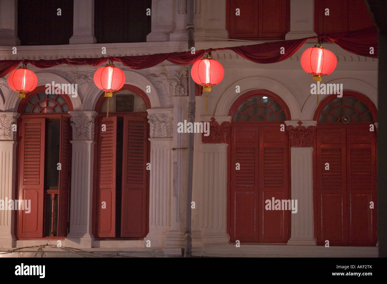 Le lanterne cinesi di fronte ad un edificio illuminata di notte, Chinatown, Singapore Foto Stock