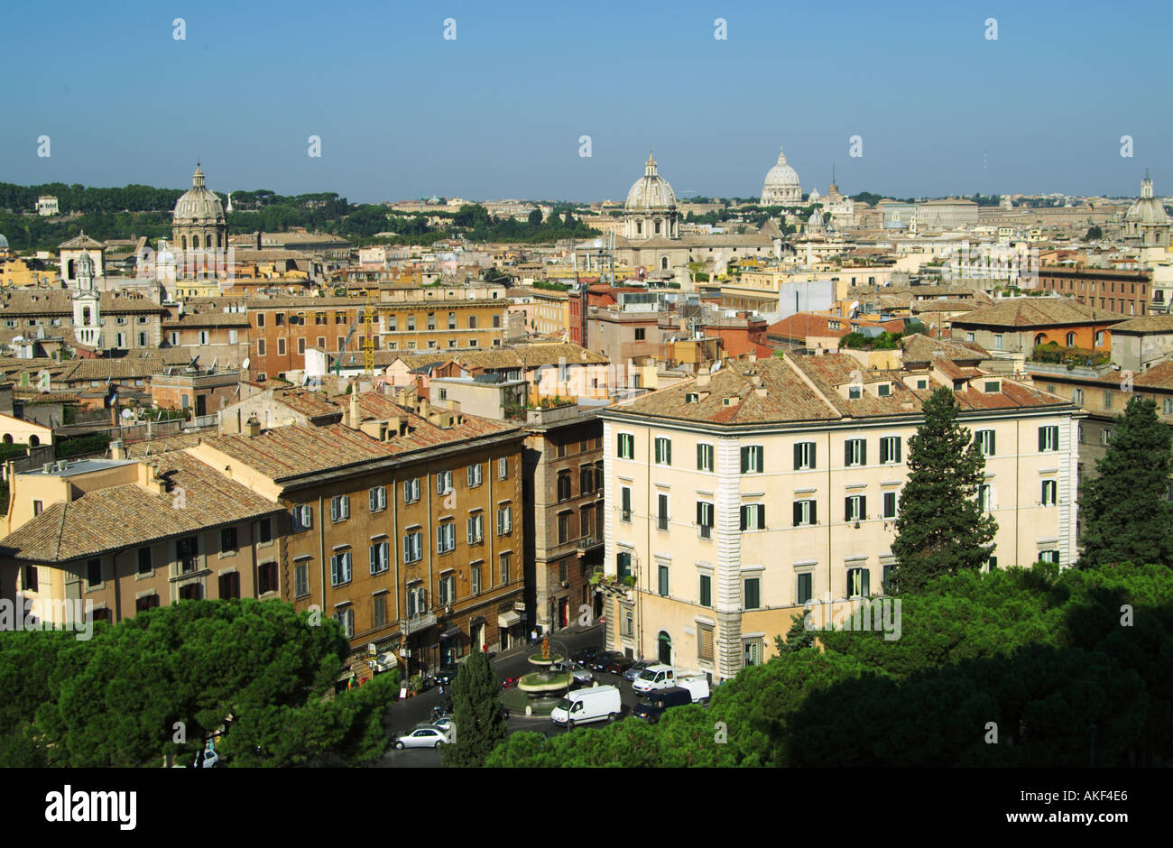 Italia Roma skyline della città con la cupola del Vaticano di ampio angolo di visione Foto Stock